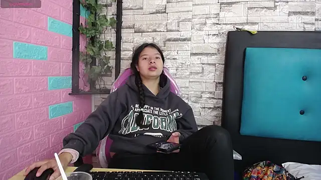 maily can online show from 11/24/25, 01:11