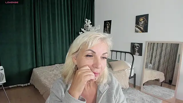 LiliaMoons online show from 10/13/25, 11:32