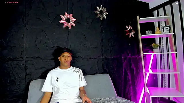 Snapshot of IsaacBlack_ chatting on 10/16/25, 04:57 IsaacBlack online show from 10/16/25, 04:57