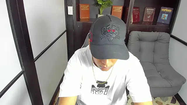 Snapshot of IsaacBlack_ chatting on 10/17/25, 04:37 IsaacBlack online show from 10/17/25, 04:37