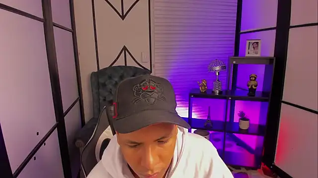 Snapshot of IsaacBlack_ chatting on 10/22/25, 04:24 IsaacBlack online show from 10/22/25, 04:24