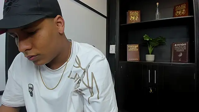 Snapshot of IsaacBlack_ chatting on 10/23/25, 04:23 IsaacBlack online show from 10/23/25, 04:23