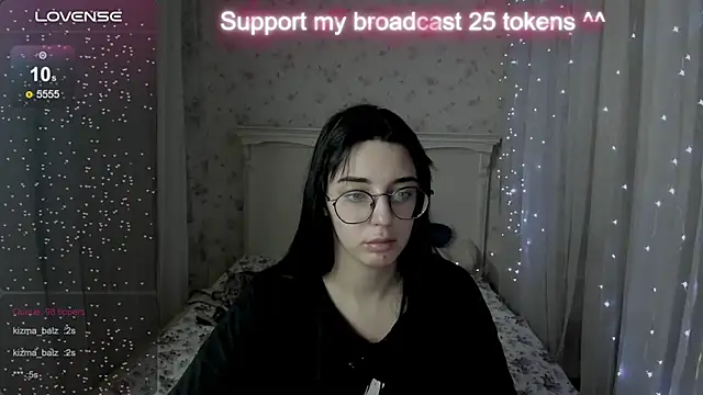 Snapshot of Leia_Moreno chatting on 10/13/25, 08:42 Leia Moreno online show from 10/13/25, 08:42