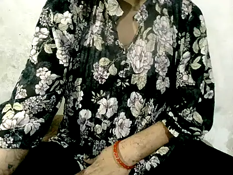 Snapshot of RIYA_SOOD chatting on 10/14/25, 04:08 RIYA SOOD online show from 10/14/25, 04:08