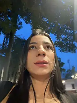 Snapshot of -juicy_ chatting on 06/17/26, 11:27 -juicy online show from 06/17/26, 11:27