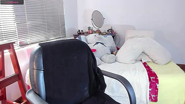 Busty Charms online show from 04/18/26, 08:31