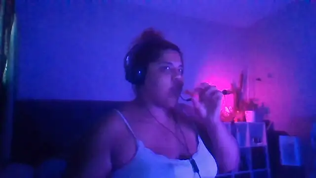 Snapshot of 1n0nlythroat chatting on 05/13/26, 10:38 1n0nlythroat online show from 05/13/26, 10:38