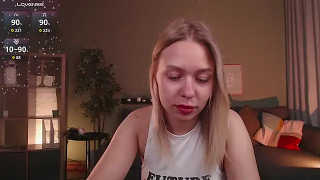 Snapshot of Pooja_Hegde chatting on 09/11/25, 12:22 Pooja Hegde online show from 09/11/25, 12:22