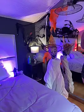 Snapshot of BellaFernandez__ chatting on 10/24/25, 12:56 BellaFernandez online show from 10/24/25, 12:56