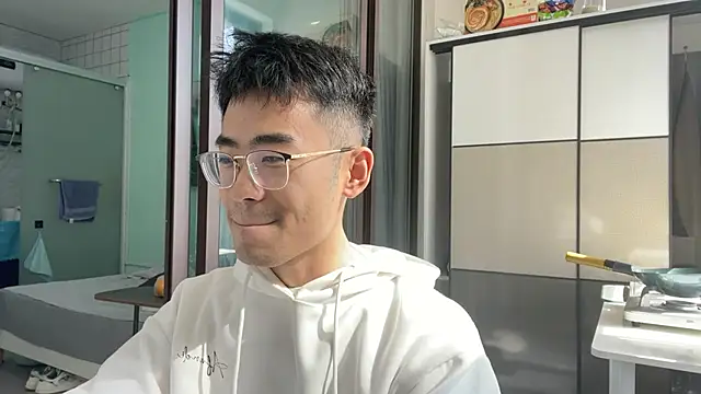 Snapshot of cily chatting on 11/12/25, 04:13 cily online show from 11/12/25, 04:13