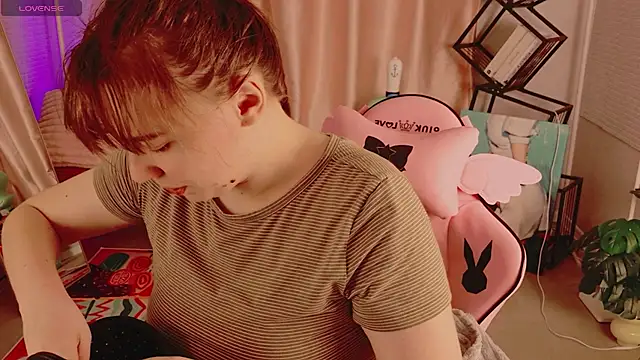 Snapshot of Moon__Bunny chatting on 06/07/26, 03:27 Moon Bunny online show from 06/07/26, 03:27