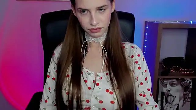 Snapshot of LuxMaya chatting on 11/12/25, 07:42 LuxMaya online show from 11/12/25, 07:42