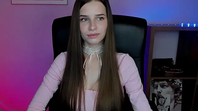 Snapshot of LuxMaya chatting on 12/17/25, 07:58 LuxMaya online show from 12/17/25, 07:58