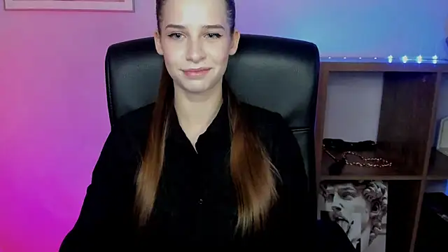 Snapshot of LuxMaya chatting on 12/19/25, 07:37 LuxMaya online show from 12/19/25, 07:37