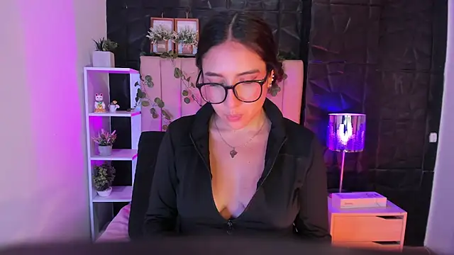 Bonnali lune online show from 10/31/25, 02:40