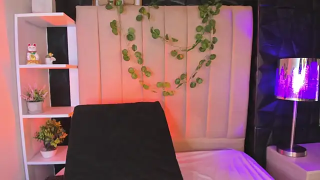 Bonnali lune online show from 11/21/25, 11:58