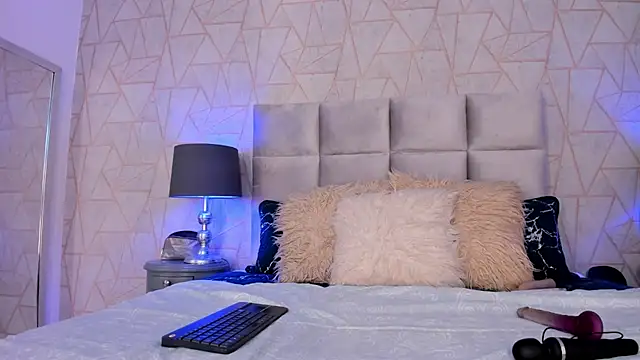 Emely florence  online show from 11/28/25, 07:05