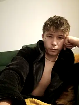 Snapshot of cameron334 chatting on 11/13/25, 02:21 cameron334 online show from 11/13/25, 02:21