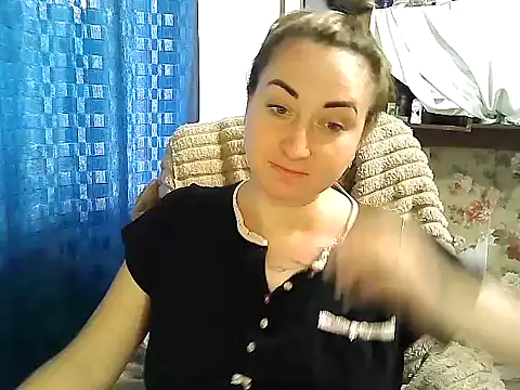 Snapshot of FlySunny4 chatting on 09/18/25, 12:07 FlySunny4 online show from 09/18/25, 12:07