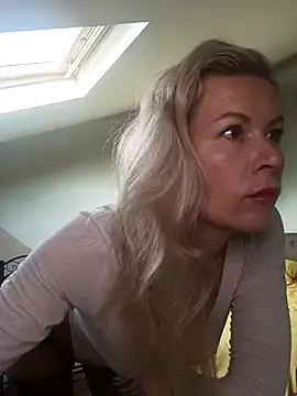 Julia Giulia online show from 10/25/25, 04:53