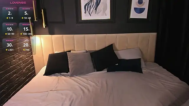 Julia Giulia online show from 04/10/26, 02:44