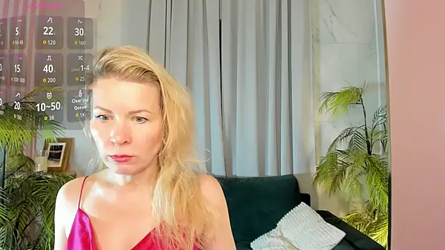 Julia Giulia online show from 04/19/26, 11:42