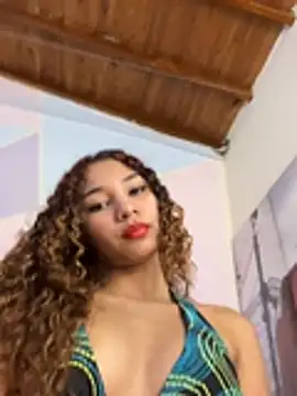 Snapshot of Kylie_Jennerr chatting on 01/12/26, 05:40 Kylie Jennerr online show from 01/12/26, 05:40