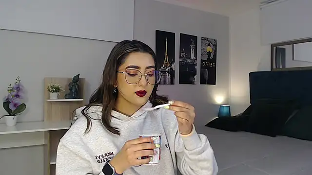 Snapshot of madame_lottie chatting on 09/18/25, 12:40 madame lottie online show from 09/18/25, 12:40