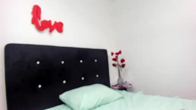 RoxanaBorns  online show from 02/15/26, 04:31