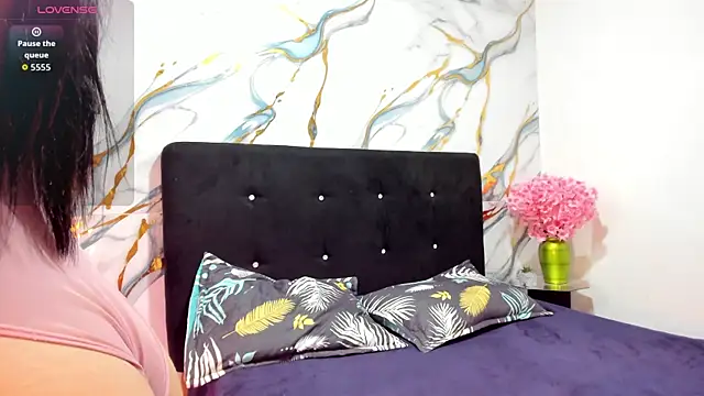 RoxanaBorns  online show from 07/06/26, 08:55