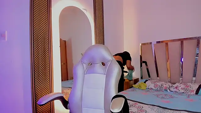 Elowen Clark online show from 11/25/25, 07:25