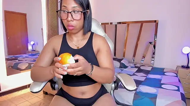 Elowen Clark online show from 12/21/25, 08:05