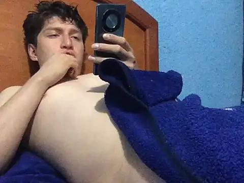 Luisgg18 online show from 11/02/25, 04:59