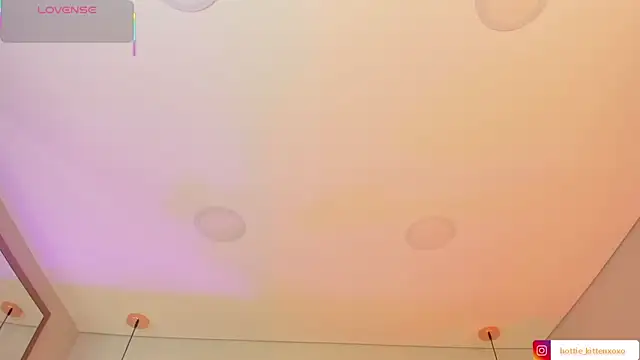 Viollet xoxo online show from 10/17/25, 08:22