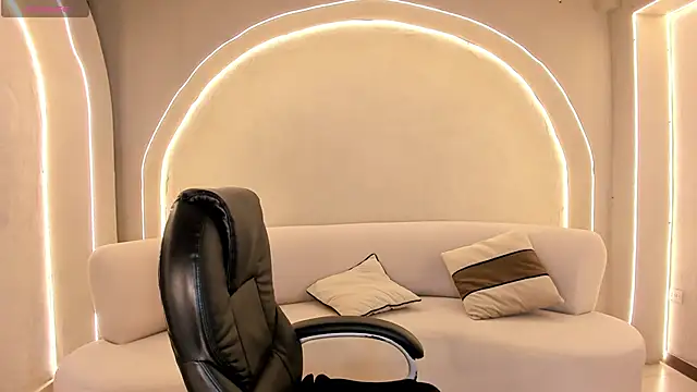 MiaLaurence online show from 04/14/26, 07:53