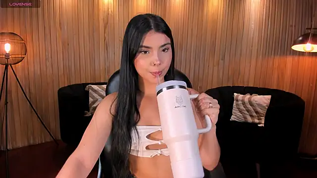 Snapshot of MiaLaurence chatting on 05/01/26, 06:45 MiaLaurence online show from 05/01/26, 06:45