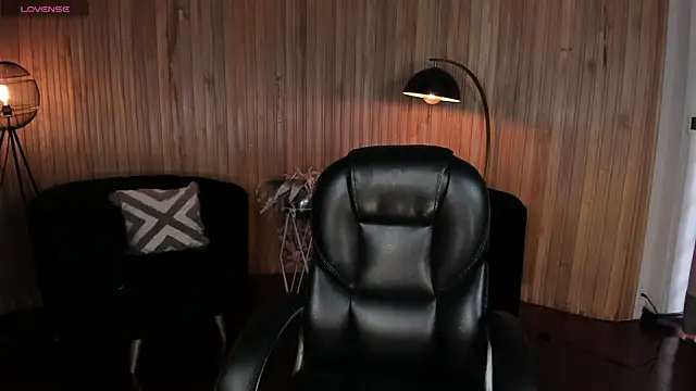 Snapshot of MiaLaurence chatting on 06/05/26, 07:30 MiaLaurence online show from 06/05/26, 07:30