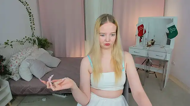 BellaMontgomery online show from 12/21/25, 12:12