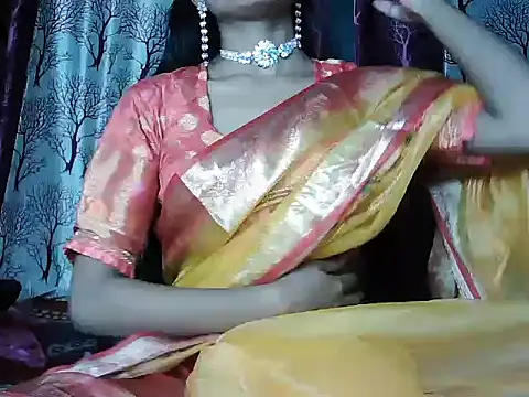 Snapshot of ROSE_GOLDE chatting on 10/29/25, 05:36 ROSE GOLDE online show from 10/29/25, 05:36