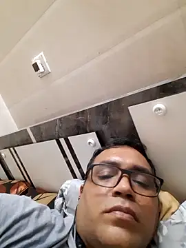 Snapshot of Hot-boy077 chatting on 03/18/26, 05:27 Hot-boy077 online show from 03/18/26, 05:27