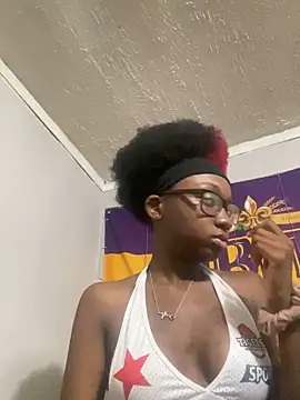 Snapshot of HennessyBaby21 chatting on 10/06/25, 09:12 HennessyBaby21 online show from 10/06/25, 09:12