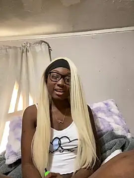 Snapshot of HennessyBaby21 chatting on 10/22/25, 01:00 HennessyBaby21 online show from 10/22/25, 01:00