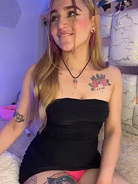 Snapshot of Sara_Sophia420 chatting on 10/19/25, 10:43 Sara Sophia420 online show from 10/19/25, 10:43