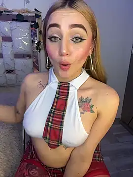 Snapshot of Sara_Sophia420 chatting on 10/21/25, 01:06 Sara Sophia420 online show from 10/21/25, 01:06