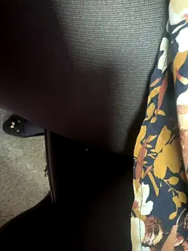 Snapshot of HiddenHoneyLDN chatting on 10/24/25, 09:06 HiddenHoneyLDN online show from 10/24/25, 09:06