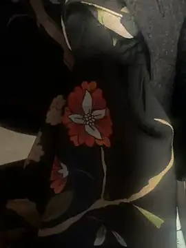 Snapshot of HiddenHoneyLDN chatting on 12/17/25, 11:05 HiddenHoneyLDN online show from 12/17/25, 11:05