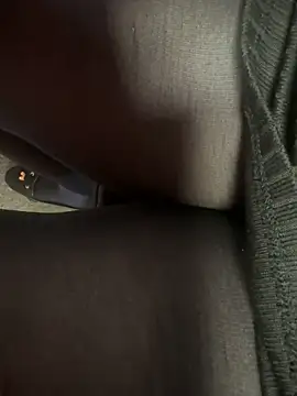 Snapshot of HiddenHoneyLDN chatting on 12/19/25, 10:44 HiddenHoneyLDN online show from 12/19/25, 10:44