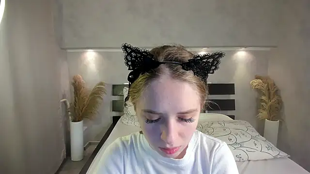 Camilla Kelly online show from 10/11/25, 01:05