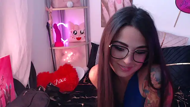 Snapshot of Tyna_Veliksa chatting on 10/21/25, 12:50 Tyna Veliksa online show from 10/21/25, 12:50