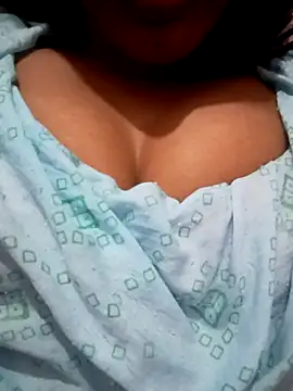 Snapshot of kaviyaponnu0987 chatting on 12/19/25, 09:33 kaviyaponnu0987 online show from 12/19/25, 09:33